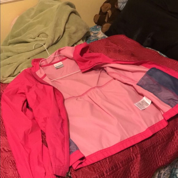 I’m selling a Columbia rain jacket - Picture 2 of 3